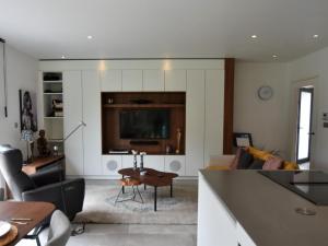 uma sala de estar com um sofá e uma mesa em Modern holiday home in Maasmechelen with sauna em Maasmechelen