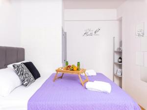 ZastražišćeにあるApartments Vela Stinivaのテーブル付きのベッドが備わる客室です。 +37枚の写真