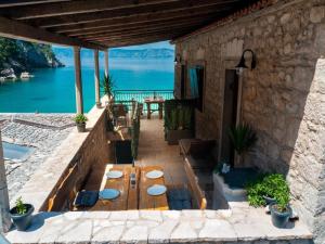 ZastražišćeにあるApartments Vela Stinivaの海の景色を望むパティオ(テーブル付)