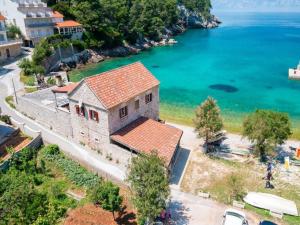 ZastražišćeにあるApartments Vela Stinivaの水辺の家屋