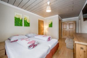 Postel nebo postele na pokoji v ubytování Landhaus Edelweiss
