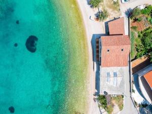 ZastražišćeにあるApartments Vela Stinivaのビーチと海の空中写真