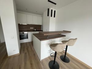 Küche/Küchenzeile in der Unterkunft Neue stilvolle 2-Zimmer Wohnung im Zentrum von Wolfsburg