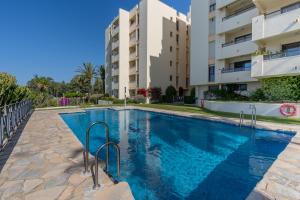 una piscina frente a un edificio en Veramar 2C, en Estepona