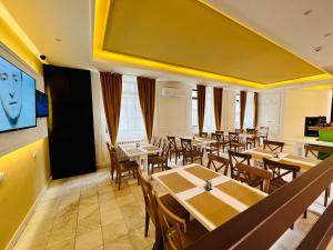TV i/ili multimedijalni sistem u objektu Side One Design Hotel Garni