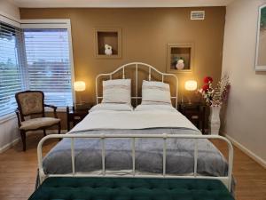 Postel nebo postele na pokoji v ubytování Home in Frankston