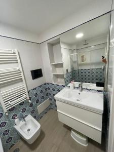 La salle de bains est pourvue d'un lavabo et de toilettes. dans l'établissement Cosy Domy Apartments, à Naples