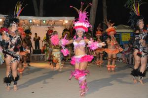 Un groupe de femmes en costumes dansant lors d'une parade dans l'établissement Badiaccia Village Camping, à Castiglione del Lago