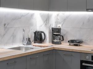 A kitchen or kitchenette at Anassa 2 City Center Apartment