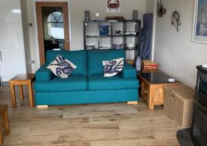 達特茅斯的住宿－Gullsway Lower，客厅配有带枕头的蓝色沙发