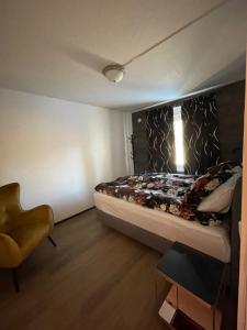 um quarto com uma cama grande e uma cadeira em The Park House Suite, Jakobstad em Pietarsaari