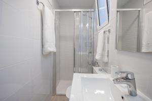 テルデにあるSea Views Private Terrace 2BR House near the Beachの洗面台とシャワー付きの白いバスルーム +45枚の写真