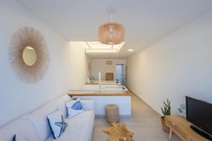 テルデにあるSea Views Private Terrace 2BR House near the Beachのリビングルーム(白いソファ、テレビ付)