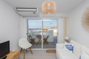 テルデにあるSea Views Private Terrace 2BR House near the Beachのリビングルーム(白いソファ、バルコニー付)