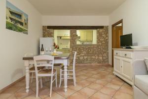 eine Küche und ein Esszimmer mit einem Tisch und Stühlen in der Unterkunft Podere Nuti - 4 Lauro in Cecina