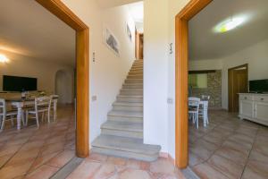 eine Treppe zum Wohnzimmer und zum Esszimmer in der Unterkunft Podere Nuti - 4 Lauro in Cecina