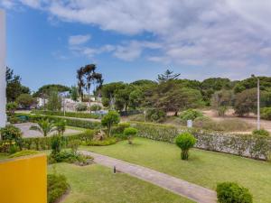 ヴィラモウラにあるAL - Apartamento Village Atlânticoの石壁・草木庭園