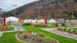 een park met koepels en tenten in een veld bij fitneXX Zelt-Dorf in Balsthal