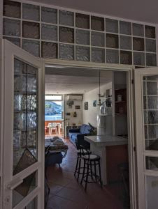 Habitación con cocina y sala de estar. en Ponza Holiday Homes - Porto, en Ponza