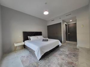 Postel nebo postele na pokoji v ubytování Near JBR Beach, Park Island, Dubai Marina, Superb 1BR with Balcony