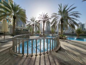 Bazén v ubytování Near JBR Beach, Park Island, Dubai Marina, Superb 1BR with Balcony nebo v jeho okolí