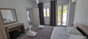 1 dormitorio con cama, espejo y chimenea en Elaion Vacation Home en Naxos