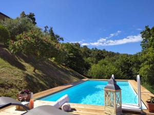 Бассейн в sunny villa apartment или поблизости
