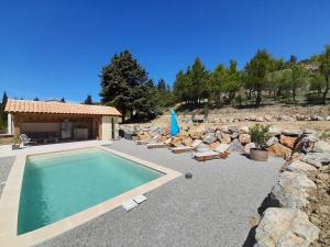 una piscina con tumbonas y una casa en MaCoCo Maison Coeur Corbieres, en Fontjoncouse