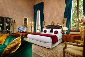 a bedroom with a king sized bed and a couch at Palazzo Venart Luxury Hotel in Venice