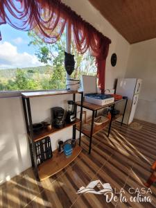 Habitación con escritorio, 2 ordenadores portátiles y ventana. en Vista al Volcán Tenorio y Montaña en San Rafael