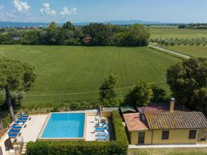 einem Luftblick auf ein Haus mit einem Pool und einem Feld in der Unterkunft Podere Nuti - 4 Lauro in Cecina