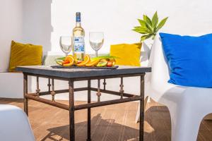 アルブフェイラにあるVilla Belize by Algarve Vacationのワイン1本とグラス2杯付きのテーブル