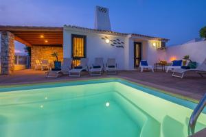 - une piscine en face d'une maison dans l'établissement Villa Belize by Algarve Vacation, à Albufeira