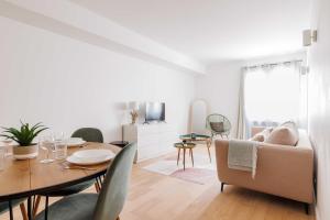 a living room with a table and a couch at Amazing Appartement - 6P2BDR - La DéfensePuteaux in Puteaux