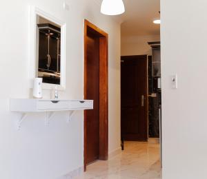 La salle de bains est pourvue d'un lavabo et d'un miroir. dans l'établissement Porto Said Tourist Resort Luxury Hotel Apartment, à Port-Saïd