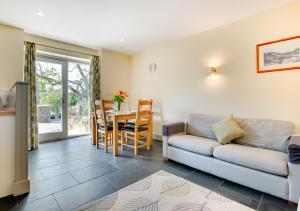 ein Wohnzimmer mit einem Sofa und einem Tisch in der Unterkunft Teign Cottage in Broadhempston
