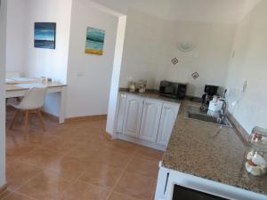 Kuchyň nebo kuchyňský kout v ubytování Maison avec logement indépendant piscine privée et vue mer