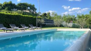 - une piscine bordée de chaises longues dans l'établissement Holiday Home with pool and garden, à Trviž