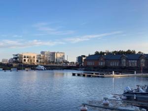 un grande bacino d’acqua con edifici sullo sfondo di Graniitti a Hanko