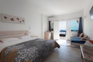 A bed or beds in a room at Caldera Butterfly Villas Még 37 kép