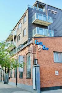 ein großes Backsteingebäude mit einem Gin-Bar-Schild darauf in der Unterkunft Super Stay Hotel, Oslo in Oslo