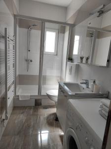 ein Bad mit einer Dusche, einem WC und einem Waschbecken in der Unterkunft Apartmani Seka in Vodice