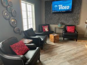 TV a/nebo společenská místnost v ubytování River Hills Hotel- Mankato