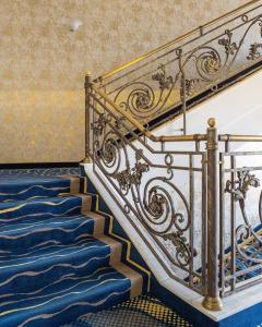 un escalier avec un tapis bleu et blanc dans l'établissement Eurohotel, à Lviv