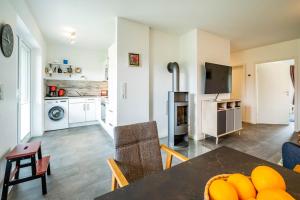 Dapur atau dapur kecil di NordseeResort Büsum Apartment 18a Kiwi