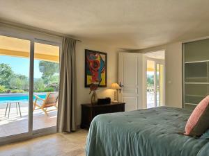 1 dormitorio con 1 cama y patio con piscina en Villa Leopard Grimaud, en Grimaud