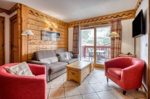 uma sala de estar com um sofá e duas cadeiras em Appartments in Tignes Ecrin des Neiges em Tignes