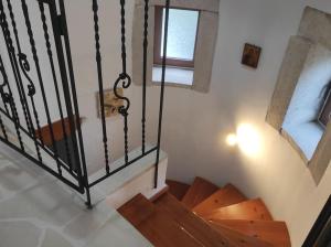 widok na klatkę schodową z poręczą schodową i oknem w obiekcie VILLA IRIS w mieście Vryses
