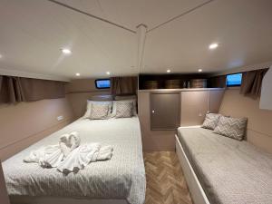 Kleines Zimmer mit 2 Betten auf einem Boot in der Unterkunft NEW - LITTLE IBIZA, on a lake near Amsterdam, with HOT TUB! in Vinkeveen