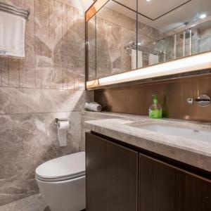 een badkamer met een toilet, een wastafel en een spiegel bij Shengang Executive Apartment - Baoan International Airport Bihaiwan Subway Station in Bao'an